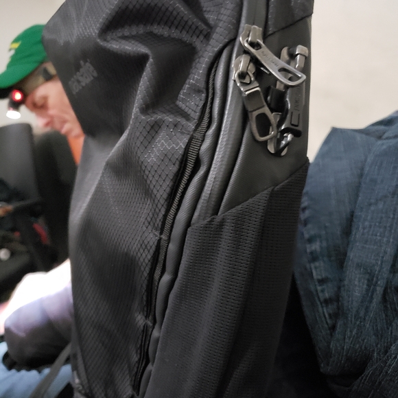 Pacsafe anti-theft backpack - Picture 3 of 4